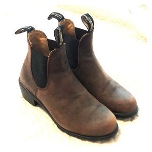 Blundstone heeled boot antique brown.